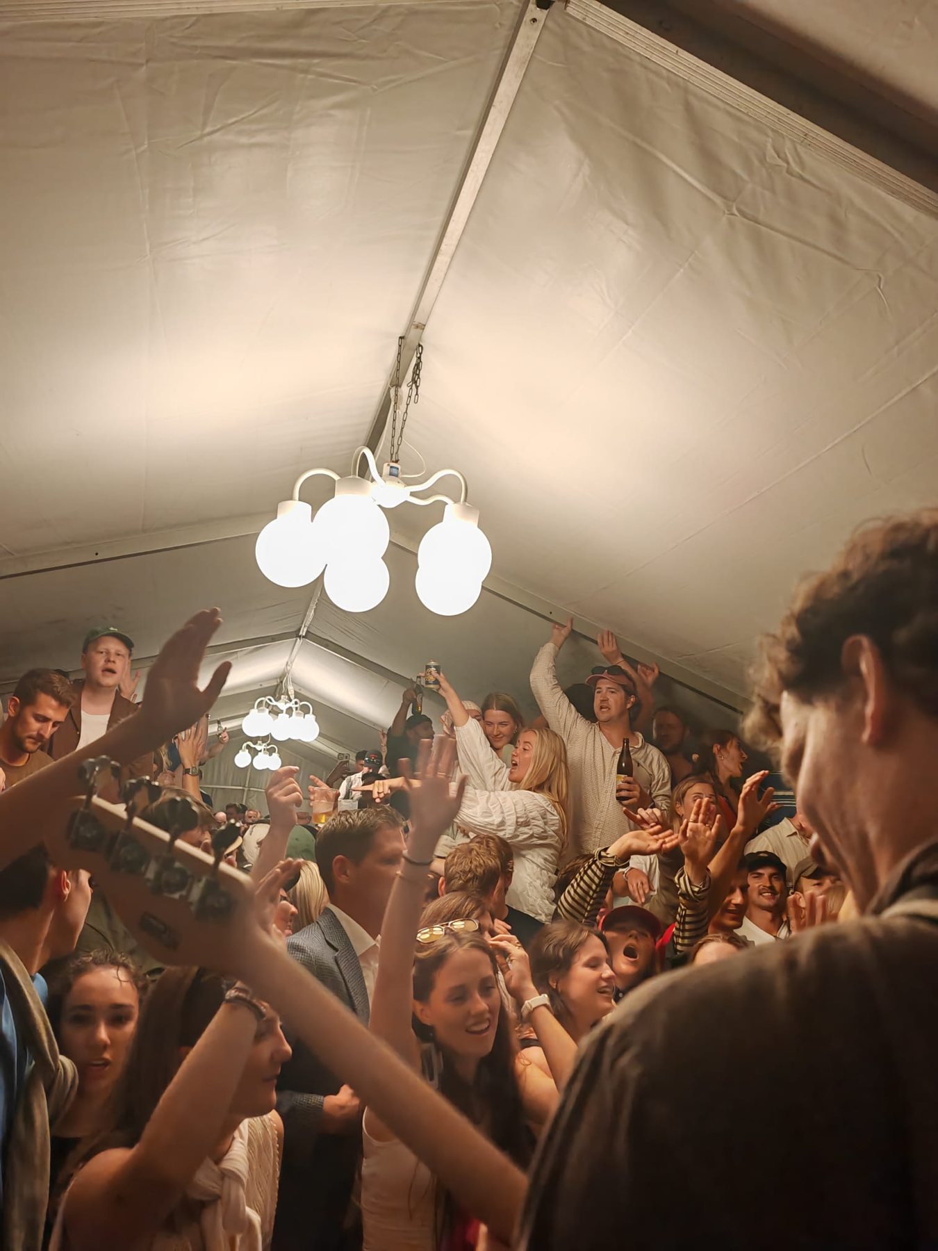 Begeistertes Publikum bei einem Konzert im Festzelt
