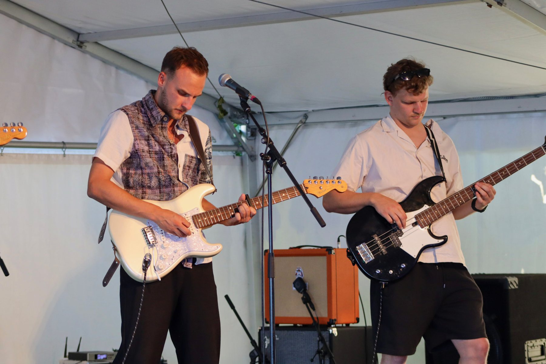 Gitarrist und Bassist beim gemeinsamen Auftritt