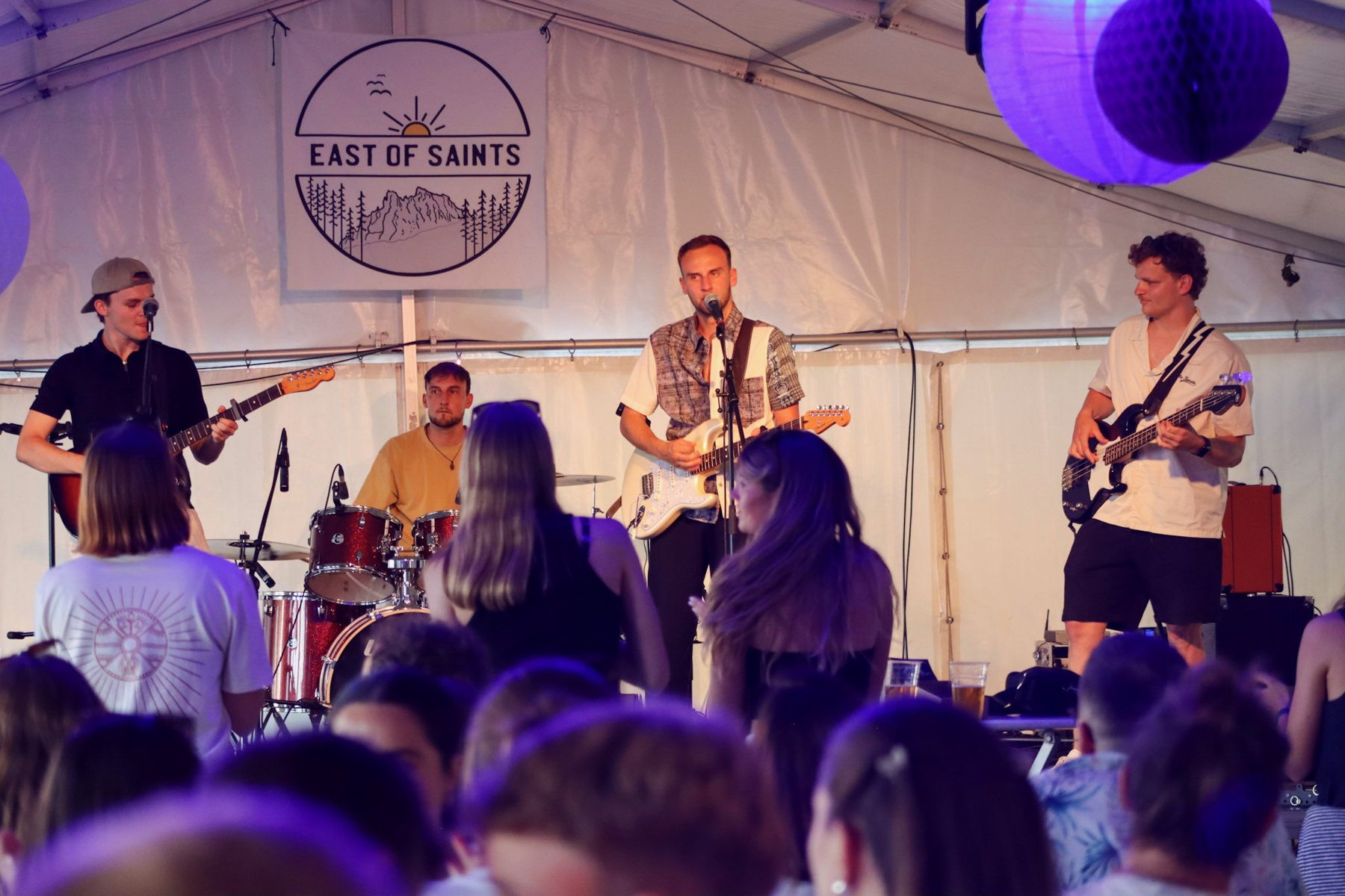 East of Saints auf einer Bühne im Festzelt