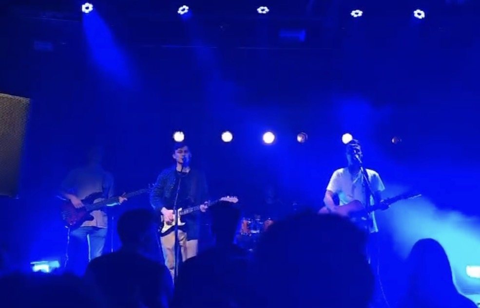 East of Saints bei einem Konzert mit blauem Bühnenlicht